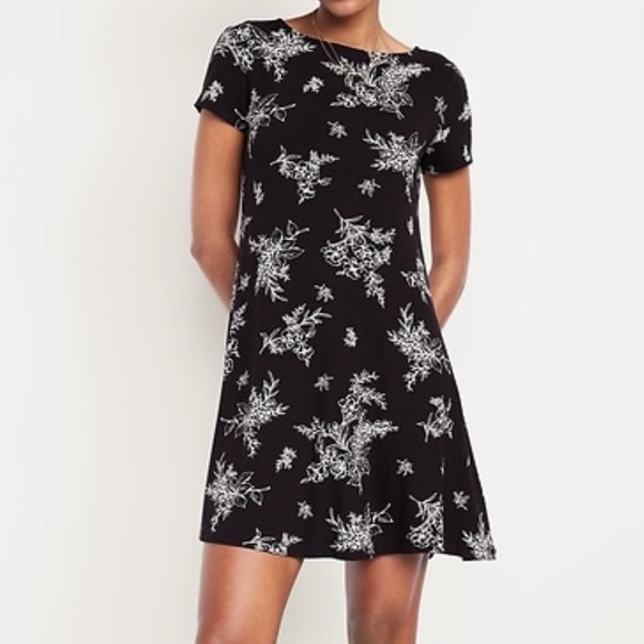 Old Navy Dresses & Skirts - Old Navy Short Sleeve Swing Black & White Floral Dress LG NWT